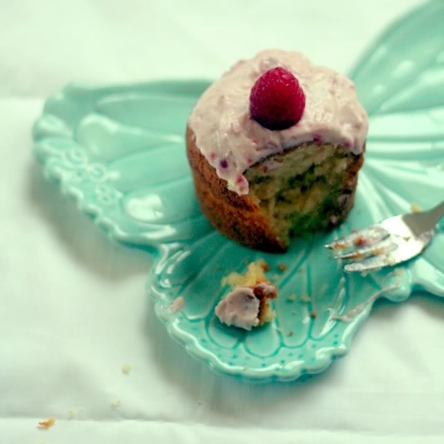 Mini cakes with raspberry mascarpone icing
